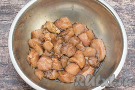 Выложить кусочки куриного мяса в миску, залить соевым соусом. Тщательно перемешать, покрывая филе соусом со всех сторон. Оставить мясо на 5 минут&nbsp;пропитаться соевым соусом при комнатной температуре, после этого ещё раз перемешать. Соус весь впитается в куриное филе. Дополнительно я мясо не солю, потому что соевый соус достаточно солёный.