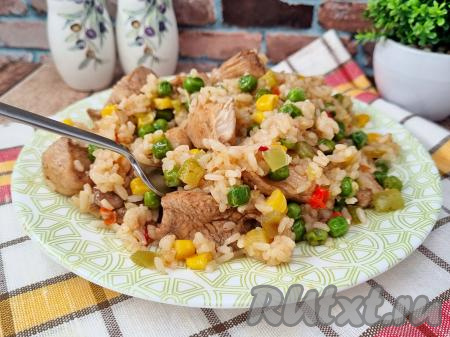 Курица с гавайской смесью на сковороде