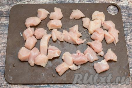 Куриное филе нарезать на средние кусочки.