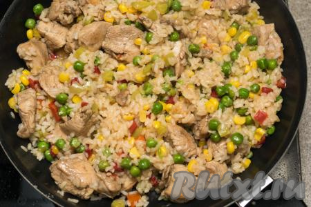 Тушить 15-20 минут (до мягкости овощей и готовности риса), помешивая каждые 2-3 минуты и следя, чтобы рис не приставал ко дну сковородки. Если рис у вас начинает приставать ко дну сковороды, тогда можно влить ещё немного воды или растительного масла.