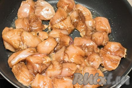 Сковороду хорошо разогреть с растительным маслом, выложить кусочки мяса курицы и обжарить на достаточно сильном огне в течение 4-5 минут (до подрумянивания филе со всех сторон).