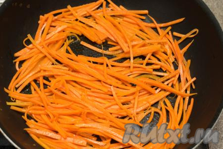 В сковороде хорошо прогреть растительное масло, после этого выложить подготовленную морковку. Сок, выделившийся в процессе просаливания моркови, вливать в сковороду не нужно.