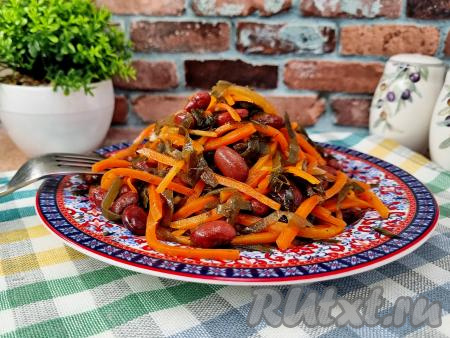 Салат с морской капустой и консервированной фасолью