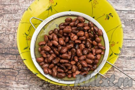 Пока морковка обжаривается, с консервированной фасоли слить жидкость. Откинуть фасоль на сито, промыть под проточной водой, лишней воде дать стечь. Слить лишнюю жидкость из банки с морской капустой.&nbsp;