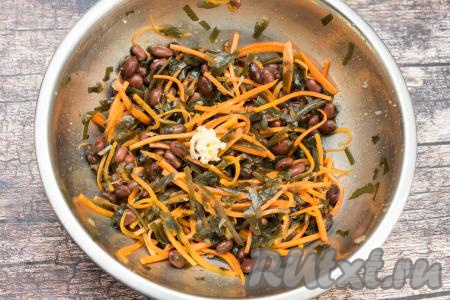 Перемешать салат, добавить пропущенный через пресс чеснок. Ещё раз перемешать, попробовать салат на соль, если нужно, подсолить. Я такой салат дополнительно не заправляю растительным маслом, мне масла хватает от жареной морковки, вы же ориентируйтесь на свой вкус.