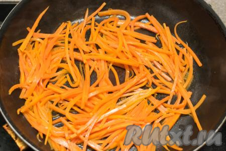 Обжарить морковку до мягкости&nbsp;(в течение 8-10 минут) на среднем огне, периодически перемешивая. Жареная морковь должна стать достаточно мягкой, но при этом хорошо держать форму. Я обычно жарю морковь на минимальном количестве растительного масла, поэтому в процессе обжаривания добавляю буквально 1-2 столовых ложки воды, а в конце жарки увеличиваю огонь, чтобы вода испарилась. Сковороду с жареной морковью убрать с огня, дать остыть.