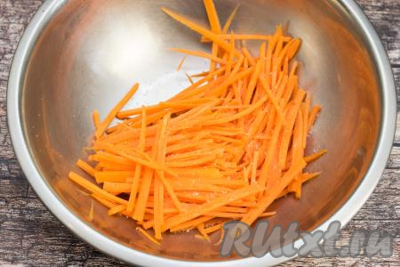Морковь очистить, натереть на тёрке для корейской морковки, присолить. Я добавила примерно 0,5 чайной ложки соли. Если у вас нет тёрки для корейской морковки, тогда просто натрите морковь на крупной тёрке и посолите по вкусу.