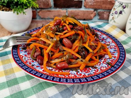Вкуснейший, аппетитный салат, приготовленный с морской капустой и консервированной фасолью, можно сразу подавать к столу. Этот сытный, нежный постный салат отлично разнообразит ваше меню, обязательно попробуйте!