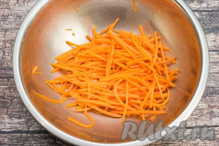 Перемешать морковку с солью, оставить минут на 5-7, за это время морковь выделит немного сока, станет более эластичной, она будет прекрасно гнуться, не ломаясь.