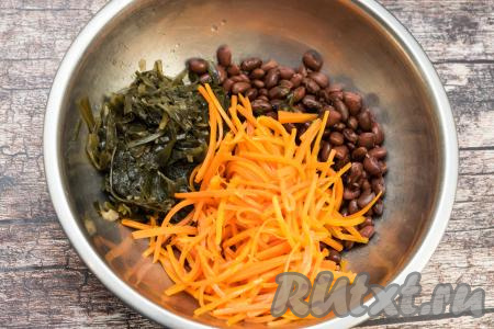 В это уже миску выложить остывшую обжаренную морковку.