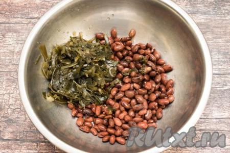 Морскую капусту и консервированную фасоль выложить в глубокую миску.