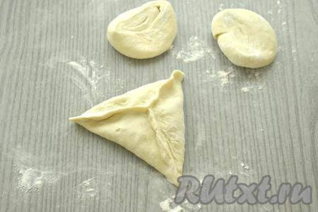 Края теста скрепляем над начинкой в форме треугольника, как на фото.