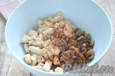 Обжаренные кусочки мяса курицы перекладываем со сковороды в миску с грибами, приправляем специями (в качестве специй я добавила чёрный молотый перец и паприку), перемешиваем. Если нужно, досаливаем, даём остыть и начинка для самсы готова.