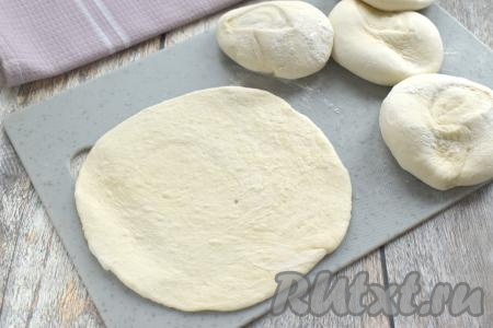 Каждую часть рулета из слоёного теста ставим на срез, а затем прижимаем сверху ладонью. Каждую получившуюся лепёшку раскатываем в круг диаметром 15 сантиметров.