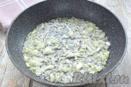 Достаём покупное слоёное тесто из морозилки, оставляем размораживаться при комнатной температуре. Для формирования самсы можно взять как бездрожжевое слоёное тесто, так и дрожжевое (я купила дрожжевое слоёное тесто). Пока тесто размораживается, приготовим начинку для самсы. Для этого куриное филе и шампиньоны моем, даём немного обсохнуть. Прогреваем в сковороде растительное масло, затем выкладываем очищенную и мелко нарезанную луковицу. Обжариваем лук до мягкости (ориентировочно минуты 3-4), время от времени перемешивая.