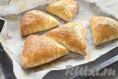 Противень с самсой с курицей и грибами отправляем в духовку, прогретую до 180 градусов, выпекаем минут 20-25 (до приятного подрумянивания слоёного теста).