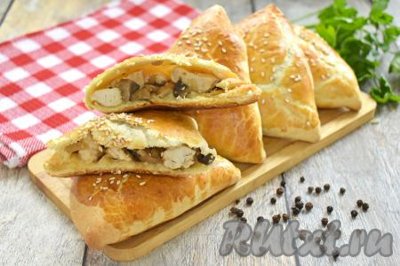 Самса с курицей и грибами из слоёного теста в духовке