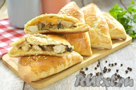 Противень с готовой выпечкой достаём из духовки. Самса из воздушного слоёного теста с нежной начинкой из курицы и грибов получилась и вкусной, и сытной. К столу её можно подавать и горячей, и полностью остывшей. Такая выпечка станет и отличным перекусом в течение дня, и приятным дополнением к чаю.