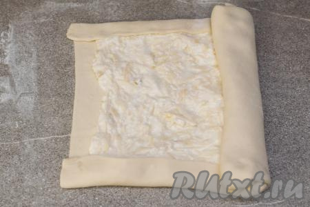 Начав с короткого края, свернуть тесто в плотный рулет.