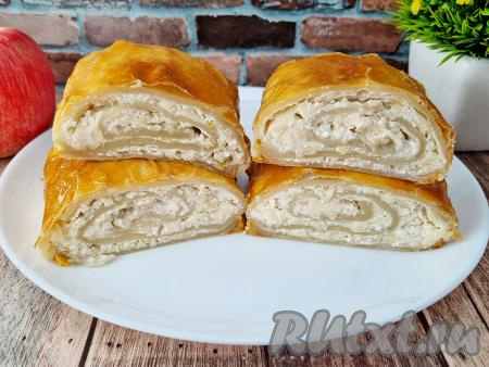 Готовый рулет достать из духовки, остудить до тёплого состояния (не менее 30 минут), а после этого можно нарезать его на части и подавать к столу.&nbsp;