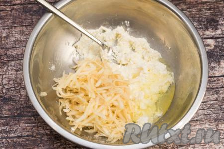 Сырое яйцо разделить на белок и желток. Желток отложить в чашку, он нам потребуется для смазывания рулета перед выпечкой. А яичный белок добавить в миску с натёртым яблоком и творожной массой.