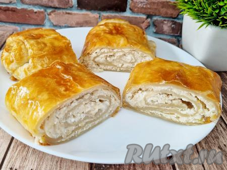 Рулет, благодаря слоёному тесту, получился очень аппетитным, а начинка из яблок и творога сделала его нежным, сочным и в меру сладким. Нам очень понравилась эта вкусная выпечка, мы съели её&nbsp;за одно чаепитие.