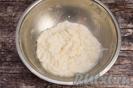 Смешать в миске натёртое яблоко, белок и творожную массу до однородности, после этого творожно-яблочная начинка будет готова.