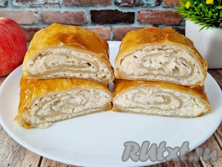 Рулет с творогом и яблоком из слоёного теста
