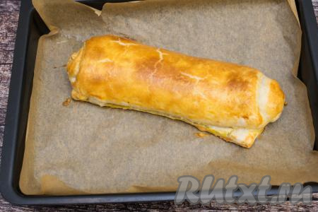 Рулет с творогом и яблоком выпекать в духовке, разогретой до 200 градусов, минут 25 (до аппетитного подрумянивания слоёного теста).