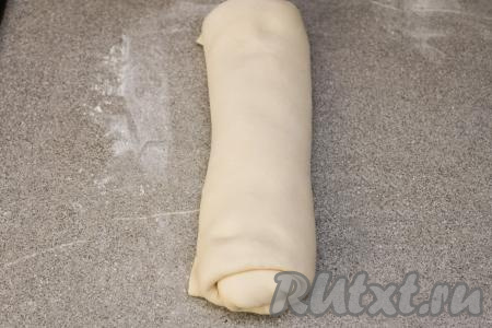 Вот такой рулет с творожно-яблочной начинкой получился у меня.