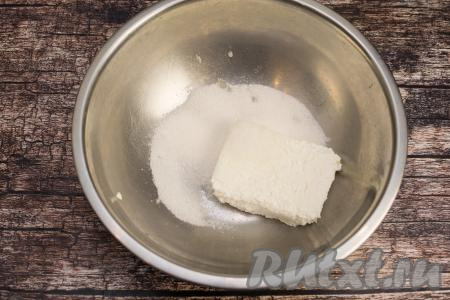 В глубокую миску выложить творог и сахар. У меня было сладкое яблоко, поэтому в начинку я добавила 2 столовых ложки сахара, рулет получился в меру сладким. Если вы будете использовать кислое яблоко, тогда добавьте в начинку 2,5 столовых ложки сахара.