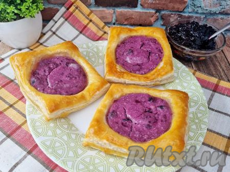 Готовую выпечку достать из духовки. Аппетитные слойки с нежной начинкой из творога и варенья я предпочитаю есть тёплыми, но и после остывания они хороши на вкус. Эту выпечку можно подать к столу и с чаем, и с кофе, и с молоком. Просто и вкусно, попробуйте!