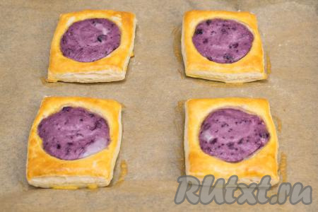 Слойки с творогом и вареньем выпекать в разогретой до 200 градусов духовке в течение 20 минут (до подрумянивания слоёного теста).