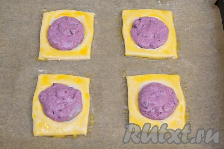 Выложить в каждое углубление начинку.