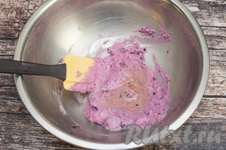 Яйцо разделить на желток и белок. Желток отложить в небольшую ёмкость, он понадобится позже. А яичный белок добавить в начинку из творога и варенья. Благодаря яичному белку, начинка в процессе выпечки будет лучше держать форму, поэтому слойки получатся аппетитными.