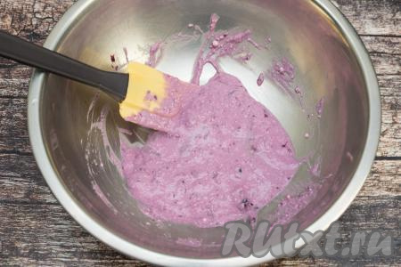 Перемешать творог, белок и варенье до однородности.