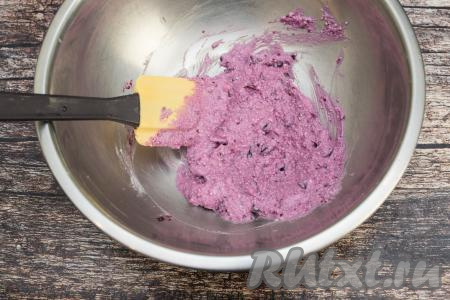 В миске соединить творог и варенье, перемешать до однородности. Варенье бывает разной степени сладости, поэтому я советую добавлять варенье постепенно и пробовать начинку на вкус. У меня было варенье из чёрной смородины, его пришлось добавить много, чтобы по вкусу начинка получилась сладкой. Вы же можете сладость регулировать по своему вкусу, исходя из сладости вашего варенья.