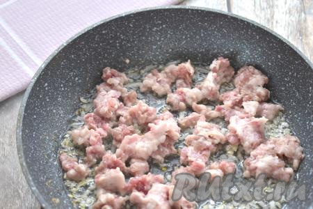 К обжаренному луку добавляем мясной фарш, перемешиваем и обжариваем минут 10-12, периодически разбивая кусочки фарша лопаткой. В процессе обжаривания солим мясо по вкусу. По прошествии 10-12 минут убираем фарш, обжаренный с луком, с огня, даём немного остыть.&nbsp;