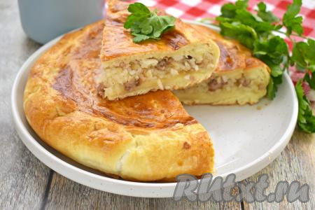 Готовую выпечку достаём из чаши аэрогриля, перекладываем на тарелку, даём немного остыть. Курник из слоёного теста получается аппетитным, а насыщенная начинка из фарша и риса делает его сытным и вкусным. К столу его лучше всего подавать горячим или тёплым.&nbsp;