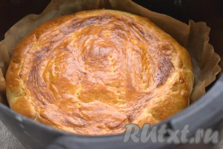 Через 15 минут с начала выпечки чашу с курником достаём из аэрогриля, пирог аккуратно переворачиваем на другую сторону. А затем продолжаем запекать курник оставшиеся 10 минут. Пирог из слоёного теста должен приятно подрумяниться с двух сторон. Я готовила в аэрогриле мощностью 1400 Ватт с 1 ТЭН-ом, по прошествии 25 минут курник был полностью готов. Но многое зависит от мощности вашего аэрогриля.