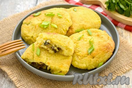 Картофельные зразы с грибами, приготовленные&nbsp;в аэрогриле, получились вкусными, ароматными, сытными. К столу подаём их горячими или тёплыми, дополнив, например, сметаной или любимым соусом.