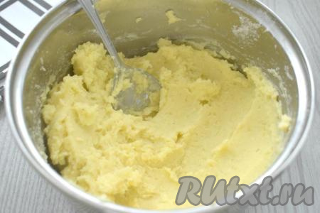 Добавляя понемногу муку и полностью вмешивая её, учитывайте, что картофельное тесто должно получиться в меру плотным, как на фото, чтобы из него можно было сформировать зразы. Для получения картофельного теста нужной густоты мне потребовалось добавить 70 грамм муки.&nbsp;