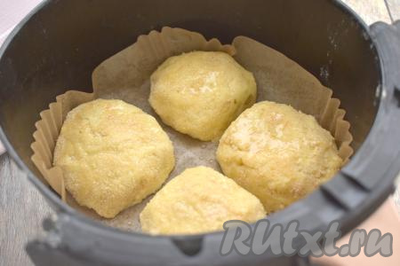 Чашу аэрогриля застилаем пергаментом. Зразу, покрытую яйцом и сухарями, выкладываем в застеленную чашу аэрогриля. Аналогично покрываем яйцом и сухарями оставшиеся зразы и тоже выкладываем их в чашу аэрогриля. Картофельные зразы с грибами сбрызгиваем сверху растительным маслом. Отправляем чашу в аэрогриль. Включаем аэрогриль на 180 градусов, время устанавливаем - 25 минут.