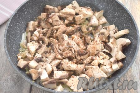 Шампиньоны моем, немного обсушиваем. Лук очищаем. В сковороде разогреваем растительное масло, выкладываем мелко нарезанный лук и обжариваем на среднем огне минуты 3 (до прозрачности лука), не забывая иногда перемешивать. В сковороду с обжаренным луком выкладываем шампиньоны, нарезанные на средние кусочки, всыпаем специи (в качестве специй я добавила чёрный молотый перец и паприку), перемешиваем, обжариваем минут 7-8 (до испарения влаги из грибов), периодически перемешивая. В конце обжаривания солим грибы, перемешиваем, прогреваем 1 минуту. Убираем сковороду с огня, даём шампиньонам с луком немного остыть и грибная начинка для картофельных зраз готова.