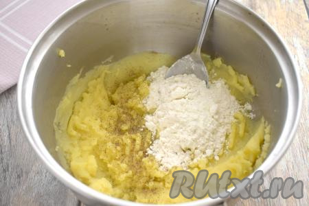 После того как картошка сварится до готовности, убираем кастрюлю с огня. Воду, в которой варился картофель, выливаем. Разминаем картофель толкушкой до однородности, перчим по вкусу, если нужно, досаливаем. Даём картофельному пюре немного остыть. После этого в пюре начинаем добавлять по 1 столовой ложке муки, тщательно перемешивая пюре после каждой ложки муки.