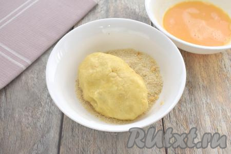 Берём 2 достаточно глубокие тарелки. В одну тарелку насыпаем панировочные сухари. В другую тарелку вбиваем сырое яйцо, взбиваем вилкой до однородности. Покрываем картофельную зразу с грибами вначале со всех сторон в яйце, затем перекладываем во вторую тарелку и покрываем панировочными сухарями со всех сторон.