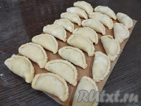 Часть вареников выкладываем на разделочную доску, застеленную пергаментом или припылённую мукой, и отправляем в морозилку до полного замораживания. Когда вареники замёрзнут, перекладываем их в полиэтиленовый пакет и храним в морозилке. По мере необходимости достаём вареники из морозилки и, не размораживая, отвариваем до готовности.