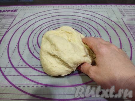 Очень хорошо вымесить заварное тесто для вареников руками, чтобы оно стало мягким, эластичным. Итоговое тесто должно получиться не липнущим к ладоням, приятным в работе. Если итоговое тесто останется липнущим к ладоням, можно добавить немного муки, если же тесто будет излишне тугим, можно добавить 1-2 столовых ложки тёплой воды.