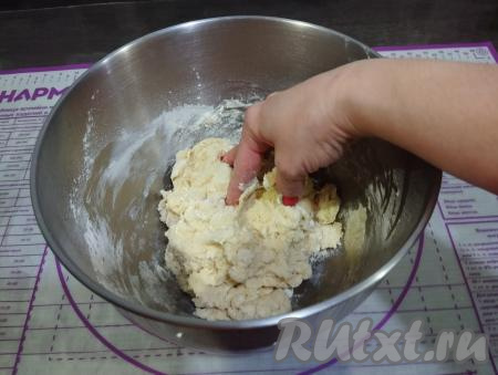 В процессе перемешивания ложкой тесто немного остынет, после этого его нужно начать вымешивать руками.