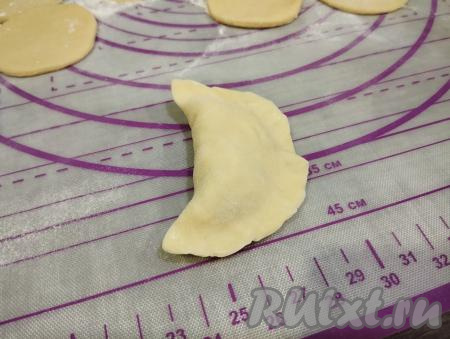 Скрепляем края каждого кружка над начинкой, формируя вареник.